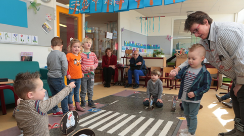 Verkeerseducatie voor de kleinere kinderen Bron: http://hilversumveilignaarschool.nl/540/ 