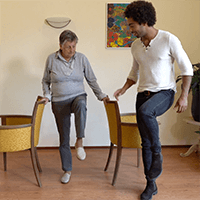 Ga naar oefening knie heffen