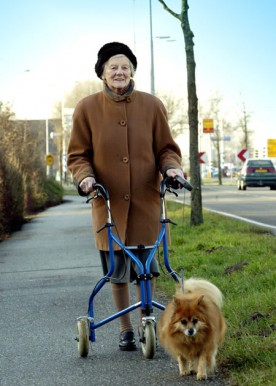 Oudere vrouw loopt met haar hondje