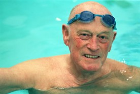 Oudere man in een zwembad