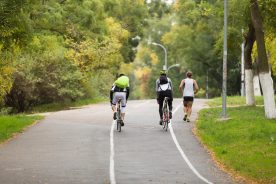 fietsers en hardloper op de openbare weg