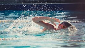 zwemmend kind met duikbril