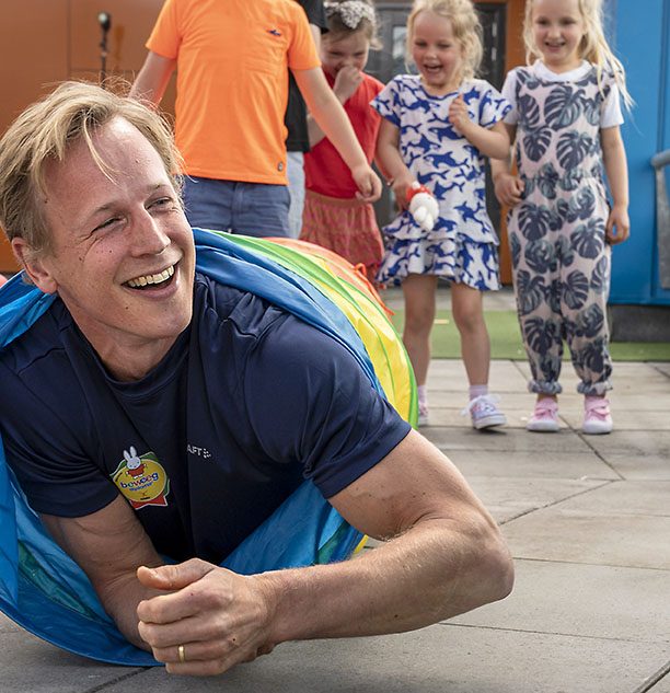 Epke Zonderland launches a special edition of a chrocheted miffy toy in the Wilhelmiona Childrens Hospital in Utrecht. This cuddly toy has been specially designed to help the WKZ set up important exercise and sports activities for children who have been admitted and treated in the children's hospital.